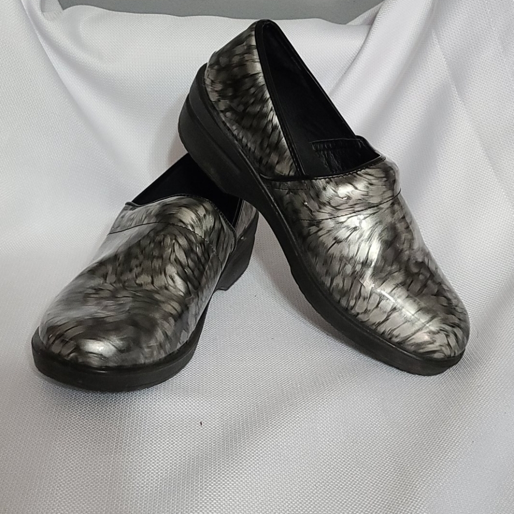 Savvy slip resistant slip-ons size 9